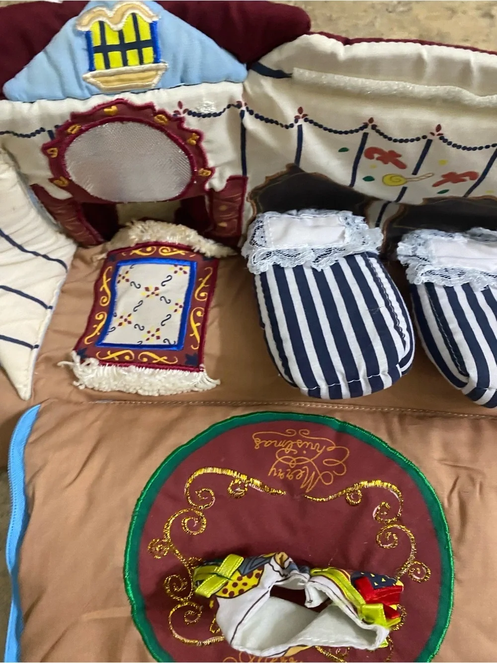 RARE VINTAGE MUSEUM OF FINE ARTS BOSTON PLUSH PORTABLE CHRISTMAS DOLLHOUSE 11”H
